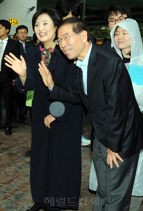 박원순 서울시장 후보가 14일 오전 서울 구로디지탈단지역에서 민주당 박영선 의원과 10번이라며 출근인사를 하고 있다. 박현구 기자phko@heraldm.com 2011.10.14\r\n박원순 서울시장 후보가 14일 오전 서울 구로디지탈단지역에서 민주당 박영선 의원과 10번이라며 출근인사를 하고 있다. 박현구 기자phko@heraldm.com 2011.10.14\r\n어눌해 보여 오히려 믿음이 간다는 말에 한껏 고무된 박원순 서울시장 후보가 박영선 민주당 의원과 함께 14일 지하철역에서 시민들에게 인사하고 있다.  박현구 기자/phko@heraldm.com