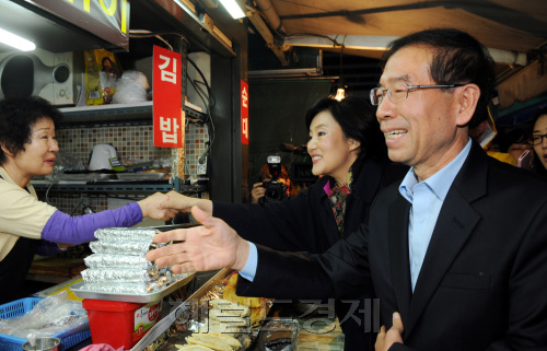 박원순 서울시장 후보가 14일 오전 서울 구로디지탈단지역에서 민주당 박영선 의원과 출근인사를 하고 있다. 박현구 기자phko@heraldm.com 2011.10.14\r\n박원순 서울시장 후보가 14일 오전 서울 구로디지탈단지역에서 민주당 박영선 의원과 출근인사를 하고 있다. 박현구 기자phko@heraldm.com 2011.10.14