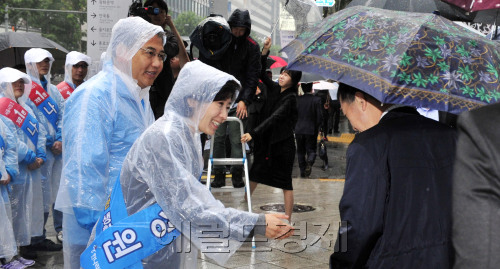 나경원 하나라당 서울시장 후보가 14일 오전 서울 종로구 종각역에서 출근하는 시민들에게 인사를 하고 있다.<br />김명섭 기자 msiron@\r\n나경원 하나라당 서울시장 후보가 14일 오전 서울 종로구 종각역에서 출근하는 시민들에게 인사를 하고 있다.\n김명섭 기자 msiron@\r\n비가 내리는 14일 비옷을 입고 출근길 시민들에게 한 표를 부탁하는 나경원 후보는 두자녀를 둔 살림꾼의 이미지 심기에 주력하고 있다.  김명섭 기자/msiron@herldm.com