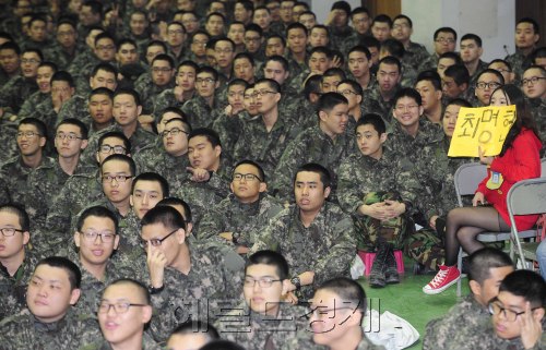 육군이 지난 11일 의정부 306보충대대로 가수 비(본명:정지훈)를 포함한 입소한 신병 1,900여명의 부대분류 현장을 14일 오전 306보충대대 충효예강당에서 공개하고 있다. 이 날 참관을 위해 찾은 한 장병의 여자친구가 입소한 남자친구를 찾고 있다. 의정부=박해묵 기자/mook@heraldm.com\r\n육군이 지난 11일 의정부 306보충대대로 가수 비(본명:정지훈)를 포함한 입소한 신병 1,900여명의 부대분류 현장을 14일 오전 306보충대대 충효예강당에서 공개하고 있다. 이 날 참관을 위해 찾은 한 장병의 여자친구가 입소한 남자친구를 찾고 있다. 의정부=박해묵 기자/mook@heraldm.com