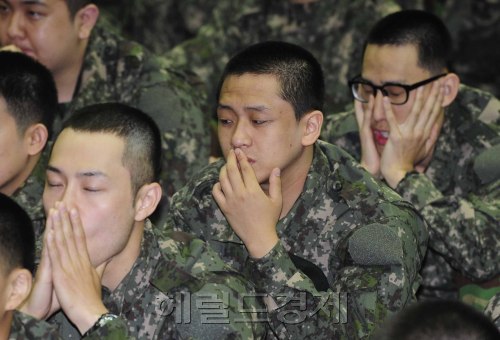 육군이 지난 11일 의정부 306보충대대로 가수 비(본명:정지훈)를 포함한 입소한 신병 1,900여명의 부대분류 현장을 14일 오전 306보충대대 충효예강당에서 공개하고 있다. 가수 비는 부모님 대표 4명과 신병 대표 4명이 각각 1자리의 난수를 입력에 의한 전산분류 방법으로 5사단에 배정됐다. 의정부=박해묵 기자/mook@heraldm.com\r\n육군이 지난 11일 의정부 306보충대대로 가수 비(본명:정지훈)를 포함한 입소한 신병 1,900여명의 부대분류 현장을 14일 오전 306보충대대 충효예강당에서 공개하고 있다. 가수 비는 부모님 대표 4명과 신병 대표 4명이 각각 1자리의 난수를 입력에 의한 전산분류 방법으로 5사단에 배정됐다. 의정부=박해묵 기자/mook@heraldm.com