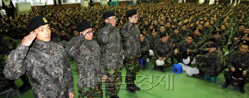 육군이 지난 11일 의정부 306보충대대로 가수 비(본명:정지훈)를 포함한 입소한 신병 1,900여명의 부대분류 현장을 14일 오전 306보충대대 충효예강당에서 공개하고 있다. 가수 비는 부모님 대표 4명과 신병 대표 4명이 각각 1자리의 난수를 입력에 의한 전산분류 방법으로 5사단에 배정됐다. 의정부=박해묵 기자/mook@heraldm.com\r\n육군이 지난 11일 의정부 306보충대대로 가수 비(본명:정지훈)를 포함한 입소한 신병 1,900여명의 부대분류 현장을 14일 오전 306보충대대 충효예강당에서 공개하고 있다. 가수 비는 부모님 대표 4명과 신병 대표 4명이 각각 1자리의 난수를 입력에 의한 전산분류 방법으로 5사단에 배정됐다. 의정부=박해묵 기자/mook@heraldm.com