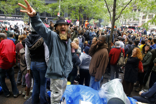 <YONHAP PHOTO-0381> Participants of Zuccotti Park's "Occupy Wall Street" encampment act as human microphones, relaying information throughout the park from speakers during a general assembly on Thursday, Oct. 13, 2011 in New York. The owner of the private park where "Occupy Wall Street" protesters have been camped out for nearly a month in lower Manhattan gave notice Thursday that it will begin enforcing regulations that prohibit everything from lying down on benches to storing personal property on the ground. The landlord, Brookfield Properties, handed out a notice to protesters saying they would be allowed back inside after a planned park cleanup on Friday morning if they abide by park regulations. (AP Photo/Bebeto Matthews) /2011-10-14 05:38:49/ <저작권자 ⓒ 1980-2011 ㈜연합뉴스. 무단 전재 재배포 금지.>\r\nParticipants of Zuccotti Park’s “Occupy Wall Street” encampment act as human microphones, relaying information throughout the park from speakers during a general assembly in New York on Thursday.   AP-Yonhap News