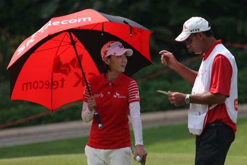<YONHAP PHOTO-1069> Na Yeon Choi, left, of South Korea talks to her caddy while waiting to her turn to make a putt on the 1st green during the second round of the Sime Darby LPGA Malaysia 2011 golf tournament at Kuala Lumpur Golf and Country Club in Kuala Lumpur, Malaysia, Friday, Oct. 14, 2011. (AP Photo/Lai Seng Sin)/2011-10-14 13:10:39/ <저작권자 ⓒ 1980-2011 ㈜연합뉴스. 무단 전재 재배포 금지.>\r\nChoi Na-Yeon (left, of South Korea talks to her caddy during the Sime Darby LPGA Malaysia 2011 golf tournament at Kuala Lumpur Golf and Country Club in Kuala Lumpur, Malaysia on Friday. AP-Yonhap News