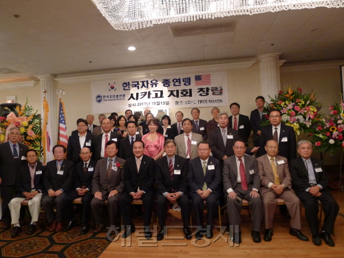 미국 동부지역 5개 지부와 캐나다 토론토 지부 결성을 위해 출국한 박창달 한국자유총연맹 회장은 13일(현지시간) 자유총연맹 시카고지부(회장 고찬열) 발대식<사진>을 가졌다