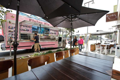 The Flying Pig food truck sits parked outside the newly opened Flying Pig restaurant in Los Angeles, California, Sept 2.   (Los Angeles Times/MCT)\r\n외식,음식