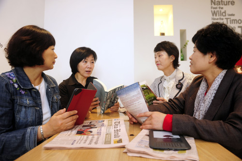 Members of FERG, an English book club which stands for “Fiction in English Reading Group,” chat during their weekly \r\nmeeting in southern Seoul, Oct. 4.   (Park Hae-mook/The Korea Herald)\r\n영어스터디그룹