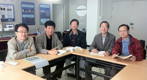 Members of FERG, an English book club which stands for “Fiction in English Reading Group,” chat during their weekly \r\nmeeting in southern Seoul, Oct. 4.   (Park Hae-mook/The Korea Herald)\r\n영어스터디그룹