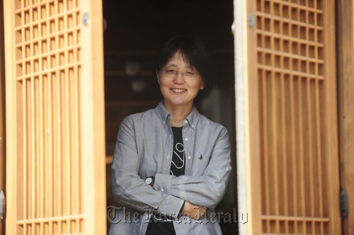 이정향 영화감독. 박해묵 기자/mook@heraldm.com\r\nDirector Lee Jeong-hyang poses for a photo in Seoul, Thursday.  Park Hae-mook/The Korea Herald\r\nDirector Lee Jeong-hyang poses for a photo in Seoul, Thursday.  Park Hae-mook/The Korea Herald