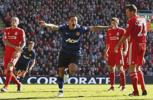 <YONHAP PHOTO-0092> Manchester United's Javier Hernandez, center, celebrates after scoring his team's opening goal against Liverpool during an English Premier League match at Anfield, Liverpool Saturday Oct. 15, 2011. (AP Photo/Peter Byrne/PA Wire) UNITED KINGDOM OUT NO SALES NO ARCHIVE/2011-10-16 01:54:00/ <저작권자 ⓒ 1980-2011 ㈜연합뉴스. 무단 전재 재배포 금지.>\r\nManchester United’s Javier Hernandez celebrates after scoring the opening goal against Liverpool.  AP-Yonhap News
