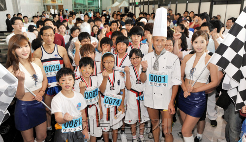 63빌딩 제 9회 63계단 오르기 대회  16일 오전 서울 여의도 63빌딩에서 제 9회 63계단 오르기 대회가 열리는 가운데 참가자들이 출발 전 힘차게 화이팅을 외치고 있다./ 안훈기자 rosedale@ 2011.10.16\r\n63빌딩 제 9회 63계단 오르기 대회  16일 오전 서울 여의도 63빌딩에서 제 9회 63계단 오르기 대회가 열리는 가운데 참가자들이 출발 전 힘차게 화이팅을 외치고 있다./ 안훈기자 rosedale@ 2011.10.16
