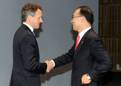 <YONHAP PHOTO-0296> G-20 재무장관회의 참석한 박재완 (서울=연합뉴스) 박재완 기획재정부 장관이 15일(현지시각) 프랑스 파리에서 열린 '프랑스 G-20 재무장관 중앙은행총재회의'에 참석, 가이트너 미국 재무장관과 이야기를 나누고 있다. 2011.10.16 << 기획재정부 >> photo@yna.co.kr/2011-10-16 10:14:34/ <저작권자 ⓒ 1980-2011 ㈜연합뉴스. 무단 전재 재배포 금지.>\r\nKorea’s Finance Minister Bahk Jae-wan (right), greets U.S. Treasury Secretary Tim Geithner in Paris at the meeting of G20 finance chiefs on Sunday. Yonhap News