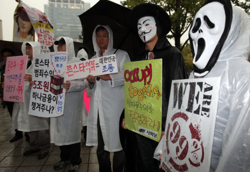 <YONHAP PHOTO-0916> '여의도를 점령하라!' (서울=연합뉴스) 최재구 기자 = 15일 서울 여의도 금융감독원 앞에서 미국의 월가 점령집회와 같은 형식의 반금융 국제연대집회인 '여의도를 점령하라'집회가 열려 참석자들이 피켓을 들고 주장을 펼치고 있다. 2011.10.15 jjaeck9@yna.co.kr/2011-10-15 15:52:11/ <저작권자 ⓒ 1980-2011 ㈜연합뉴스. 무단 전재 재배포 금지.>\r\nProtesters inspired by Occupy Wall Street denounce the widening wealth gap in front of the Financial Services Commission in Seoul on Saturday.     Yonhap News