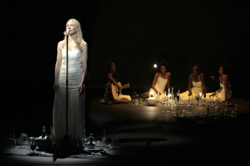 <YONHAP PHOTO-2004> This Tuesday Oct.11, 2011 photo provided Friday Oct.14, 2011 by the Theatre des Amandiers, USA's Tina Benko performs in Desdemona, directed by American director Peter Sellars, at the Amandier theater in Nanterre, outside Paris. With "Desdemona," a play that opened earlier this week, the Nobel laureate Toni Morisson probes the hidden suffering and occult oppression woven into Shakespeare's tale Othello. (AP Photo/Pascal Victor/ArtComArt) NO SALES - EDITORIAL USE ONLY/2011-10-14 21:17:20/ <저작권자 ⓒ 1980-2011 ㈜연합뉴스. 무단 전재 재배포 금지.>\r\nU.S. actress Tina Benko performs in “Desdemona,” directed by American director Peter Sellars, at the Amandier theater in Nanterre, outside Paris, on Oct. 11. AP-Yonhap News
