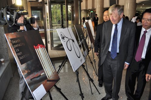 Lord Alf Dubs reflects on the message conveyed on one of the\r\nposters at the Amnesty International poster exhibition against\r\ncapital punishment at the National Assembly last week.\r\n(Yoav Cerralbo/The Korea Herald)