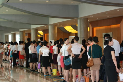 The long wait to be interviewed at the Qatar event leaves plenty of time to touch up makeup. (Hannah Stuart-Leach/The Korea Herald)\r\nCabin crew hopefuls wait to be interviewed at a Qatar Airways recruitment event at the Grand Hilton hotel in Seoul, August. (Hannah Stuart-Leach/The Korea Herald)