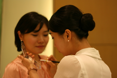 The long wait to be interviewed at the Qatar event leaves plenty of time to touch up makeup. (Hannah Stuart-Leach/The Korea Herald)\r\nCabin crew hopefuls wait to be interviewed at a Qatar Airways recruitment event at the Grand Hilton hotel in Seoul, August. (Hannah Stuart-Leach/The Korea Herald)