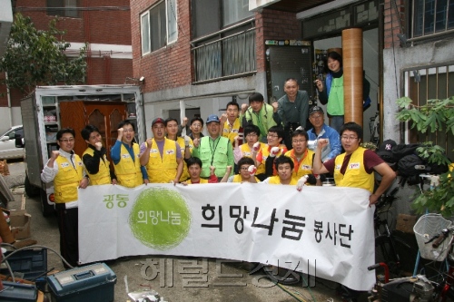 광동제약이 창립 48주년을 맞아 지난 16일 자매결연 단체인 희망의러브하우스와 함께 경기 수원시 영통구에서 집 고쳐주기 봉사활동을 펼쳤다.