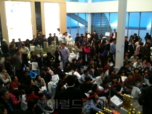 세종시 민간 분양이 닻을 올린 가운데 지난 14일 현대산업개발과 우미건설, 계룡건설이 대전 도안신도시에서 동시에 분양에 들어가며 충청권 분양 열기를 고조시키고 있다. 사진은 ‘대전 도안 아이파크’의 모델하우스 전경.