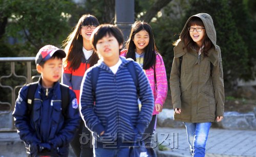 가을추위가 시작됐다. 17일 오전 쌀쌀해진 날씨로 인해 서울 성산동 중동초등학교 학생들이 몸을 움추린채 등굣길을 서두르고 있다. 박해묵 기자/mook@heraldm.com\r\n가을추위가 시작됐다. 17일 오전 쌀쌀해진 날씨로 인해 서울 성산동 중동초등학교 학생들이 몸을 움추린채 등굣길을 서두르고 있다. 박해묵 기자/mook@heraldm.com\r\n가을비가 멈춘 뒤 17일 오전 한층 쌀쌀해진 날씨 속에서 서울 성산동 인근에서 학생들이 두꺼운 옷을 껴입고 등굣길을 서두르고 있다. 기상청은 18일 수도권 일부 지역의 아침 기온이 영하로 내려가는 등 올가을 들어 가장 추운 날씨가 되겠다고 예보했다.  박해묵 기자/mook@