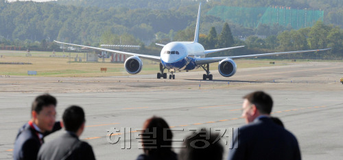 17일 오전  성남공항에서 2011 서울에어쇼 프레스데이 행사가 열려 B787이 활주로에 내리고 있다. 꿈의 항공기란 애칭을 갖고 있는 B787는 첨단 탄소복합재의 비율을 50%이상 높여 연료효율성이 뛰어나고 대한항공이 후방동체등 6개 부분품의 설계 및 개발과정에 참여하고 있다.<br />김명섭 기자 msiron@\r\n17일 오전  성남공항에서 2011 서울에어쇼 프레스데이 행사가 열려 B787이 활주로에 내리고 있다. 꿈의 항공기란 애칭을 갖고 있는 B787는 첨단 탄소복합재의 비율을 50%이상 높여 연료효율성이 뛰어나고 대한항공이 후방동체등 6개 부분품의 설계 및 개발과정에 참여하고 있다.\n김명섭 기자 msiron@\r\n17일 오전  성남공항에서 2011 서울에어쇼 프레스데이 행사가 열려 B787이 활주로에 내리고 있다. 꿈의 항공기란 애칭을 갖고 있는 B787는 첨단 탄소복합재의 비율을 50%이상 높여 연료효율성이 뛰어나고 대한항공이 후방동체등 6개 부분품의 설계 및 개발과정에 참여하고 있다.\n김명섭 기자 msiron@