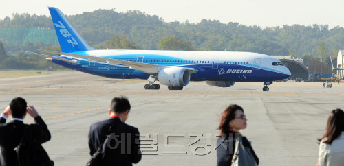 17일 오전  성남공항에서 2011 서울에어쇼 프레스데이 행사가 열려 B787이 활주로에 내리고 있다. 꿈의 항공기란 애칭을 갖고 있는 B787는 첨단 탄소복합재의 비율을 50%이상 높여 연료효율성이 뛰어나고 대한항공이 후방동체등 6개 부분품의 설계 및 개발과정에 참여하고 있다.<br />김명섭 기자 msiron@<br />김명섭 기자 msiron@\r\n17일 오전  성남공항에서 2011 서울에어쇼 프레스데이 행사가 열려 B787이 활주로에 내리고 있다. 꿈의 항공기란 애칭을 갖고 있는 B787는 첨단 탄소복합재의 비율을 50%이상 높여 연료효율성이 뛰어나고 대한항공이 후방동체등 6개 부분품의 설계 및 개발과정에 참여하고 있다.\n김명섭 기자 msiron@\n김명섭 기자 msiron@\r\n17일 오전  성남공항에서 2011 서울에어쇼 프레스데이 행사가 열려 B787이 활주로에 내리고 있다. 꿈의 항공기란 애칭을 갖고 있는 B787는 첨단 탄소복합재의 비율을 50%이상 높여 연료효율성이 뛰어나고 대한항공이 후방동체등 6개 부분품의 설계 및 개발과정에 참여하고 있다.\n김명섭 기자 msiron@\n김명섭 기자 msiron@