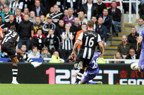 <YONHAP PHOTO-0195> Newcastle United's Shola Ameobi, left, scores his goal during their English Premier League soccer match against Tottenham Hotspurs at St James' Park, Newcastle, England, Sunday, Oct. 16, 2011. (AP Photo/Scott Heppell)/2011-10-17 02:17:38/ <저작권자 ⓒ 1980-2011 ㈜연합뉴스. 무단 전재 재배포 금지.>\r\nNewcastle United’s Shola Ameobi (left) scores against Tottenham on Sunday.  AP-Yonhap News