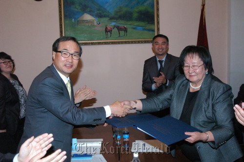 Kim Dai-sik (left), vice chairman of the Anti-Corruption and Civil Rights Commission, shakes hands with Tokokan Boronbaeva, deputy ombudsman and acting vice minister of the Kyrgyz Republic on Oct. 12 during his tour of Central Asia. ACRC