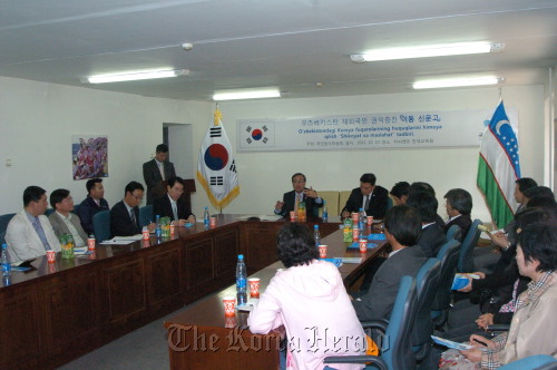 ACRC Vice President Kim Dai-sik (center) addresses Korean residents in Tashkent during an outreach session on Oct. 10, where he vowed to ask the Uzbek government to ease visa prerequisites. ACRC