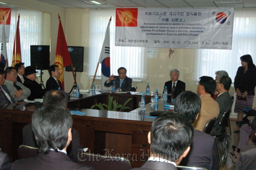 ACRC Vice Chairman Kim Dai-sik (center) talks to ethnic Koreans in Bishkek, Kyrgyzstan, on Oct. 13 in a meeting to discuss their petitions including the launch of direct flights to Korea. ACRC