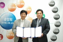최근 대형 게임사가 퍼블리셔까지 지배를 하게 되면서 게임산업의 기반인 중소게임사가 무너지는것에 대한 우려의 목소리가 점차 높아지고 있다. 게임 전문가들은 중소업체가 어려움을 호소하는 가장 큰 이유 중 하나는 퍼블리셔를 구하기 힘들기 때문이라고 지적한다.\r\n 자본, 인력, 유통 채널 등 게임시장의 모든 리소스가 5대 메이저기업 중심으로 쏠리면서 퍼블리싱 시장의 빈익빈 부익부 현상이 심화되고 있다. 특히 퍼블리셔의 선택을 받지 못한 많은 게임들이 마케팅 비용 부족으로 개발을 중단하거나 게임을 개발했다고 해도 퍼블리셔를 찾지 못해 사장 되거나 대형사로 인수되곤 하는 경우를 자주 찾아 볼수 있다.\r\n (사)한국온라인콘텐츠유통협회(KCDA) 서용성 회장은 중소게임 개발사의 퍼블리셔를 좀더 원활하게 하고자 게임개발자나 소비자들의 접근이 쉬운 공용플랫폼을 새롭게 선보여 주목을 받고 있다.\r\n 전문가들은 단순하게 퍼블리셔를 통해서만 유저들에게 자사의 제품을 보여주는 것이 아니라 누구나 쉽게 접근할 수 있는 유통 채널을 만들어야 한다는 전한다. 그런 의미에서 최근 (사)KCDA에서 내놓은 게임사와 PC방이 함께하는 공용플랫폼이 주목 받고 있다.\r\n 공용플랫폼은 퍼블리셔와 게임사의 갑과 을의 종속적 관계가 아닌 게임사와 최종 유통단계를 책임지고 있는 PC방이 대등한 위치에서 상호 협력이 이뤄질 수 있는 기술적 기반과 환경이다. 더구나 공용플랫폼 상에서 PC방은 일반 유저를 모으고 회원화 시키는 마케터 기능을 수행한다.
