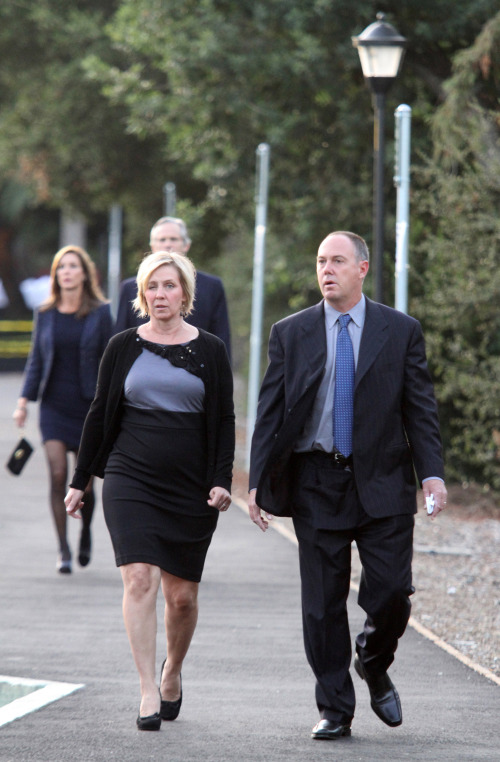 <YONHAP PHOTO-1133> Attendees arrive for the private memorial service for Steve Jobs at Stanford University, Sunday, Oct. 16, 2011, in Stanford, Calif. Some of Silicon Valley's top tech leaders are expected to attend the service for Jobs, who co-founded Apple Inc. and was the mastermind behind popular gadgets such as the iPhone and the iPad. (AP Photo/Matt Sumner)/2011-10-17 12:00:28/ <저작권자 ⓒ 1980-2011 ㈜연합뉴스. 무단 전재 재배포 금지.>\r\nAttendees arrive for the private memorial service for Steve Jobs at Stanford University in California on Sunday.  \n AP-Yonhap News