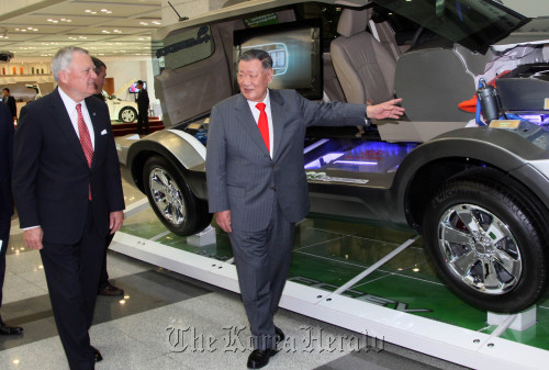 Hyundai Motor Group chairman Chung Mong-koo (right) greets U.S. Georgia Gov. Nathan Deal who visited the Korean carmaker’s headquarters in southern Seoul on Monday.  Hyundai Motor\r\nHyundai Motor Group chairman Chung Mong-koo (right) greets U.S. Georgia Gov. Nathan Deal who visited the Korean carmaker’s headquarters in southern Seoul on Monday.  Hyundai Motor