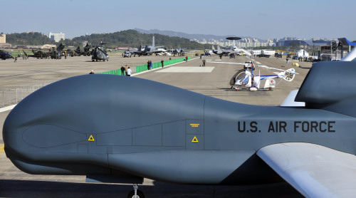 A variety of aircraft are on display at Seoul Airport in Seongnam, Gyeonggi Province, on Monday, a day before Seoul International Aerospace & Defense Exhibition 2011 kicks off its six-day run. (Related story on Page 3) (Kim Myung-sub/The Korea Herald)