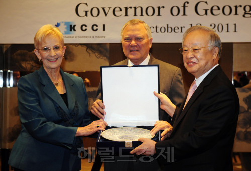 대한상공회의소가 18일 오전 하얏트호텔 남산II룸에서 네이슨 딜(Nathan Deal) 미국 조지아 주지사를 초청해 간담회를 가지고 손경식 대한상의 회장과 네이슨 딜(Nathan Deal) 미국 조지아 주지사 부부가 선물을 교환하고 있다. 박해묵 기자/mook@heraldm.com\r\n대한상공회의소가 18일 오전 하얏트호텔 남산II룸에서 네이슨 딜(Nathan Deal) 미국 조지아 주지사를 초청해 간담회를 가지고 손경식 대한상의 회장과 네이슨 딜(Nathan Deal) 미국 조지아 주지사 부부가 선물을 교환하고 있다. 박해묵 기자/mook@heraldm.com\r\n손경식 대한상의 회장이 18일 오전 하얏트호텔 남산II룸에서 네이슨 딜 미국 조지아 주지사 초청간담회를 갖고 주지사 부부에게 기념선물을 주고 있다.  박해묵 기자/mook@heraldm.com