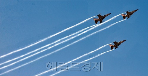17일 서울공항에서 서울국제항공우주 및 방위산업 전시회 2011 프레스데이 행사가 열려 전투기들이 편대비행을 하고 있다. 이번 전시회는 18~21일 전문관람일을 시작으로 22~23일 일반관람객이 관람할 수 있다. 김명섭 기자/msiron@heraldm.com