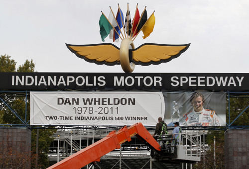 <YONHAP PHOTO-0177> Workers install a banner at a memorial at the main gate at the Indianapolis Motor Speedway for race drive Dan Wheldon in Indianapolis, Monday, Oct. 17, 2011. Wheldon, a two-time Indianapolis 500 champion, died Sunday after a massive, fiery wreck at the Las Vegas Indy 300. (AP Photo/Michael Conroy)/2011-10-18 07:03:01/ <저작권자 ⓒ 1980-2011 ㈜연합뉴스. 무단 전재 재배포 금지.>\r\nWorkers install a banner to honor Dan Wheldon in Indianapolis on Monday.  AP-Yonhap News