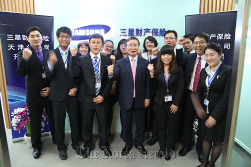 Samsung Fire & Marine CEO Chi Dae-sub (second from left, front row) poses at an event to celebrate the opening of a branch in Tianjin, China.  Samsung Fire & Marine