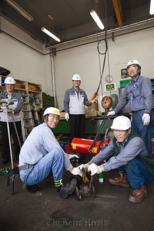 Workers at Hanil-IEC, a electric generation company partnering with GS Caltex’s Yeosu plant, pose in Iksan, North Jeolla Province.    GS Caltex