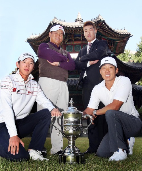 <YONHAP PHOTO-1109> 선전 다짐하는 '최경주 CJ 인비테이셔널' 참가자들 (서울=연합뉴스) '최경주 CJ 인비테이셔널'에 참가하는 (왼쪽부터)노승열, 최경주, 이동환, 앤서니 킴이 18일 오전 소공동 웨스턴조선 호텔에서 열린 기자회견에서 대회 트로피 앞에서 선전을 다짐하고 있다. 2011.10.18 photo@yna.co.kr/2011-10-18 13:58:09/ <저작권자 ⓒ 1980-2011 ㈜연합뉴스. 무단 전재 재배포 금지.>\r\nChoi Kyoung-ju (second from left) and other participants, including Korean-American star Anthony Kim (right), pose for a promotional photo for the CJ Invitational golf tournament. Yonhap News