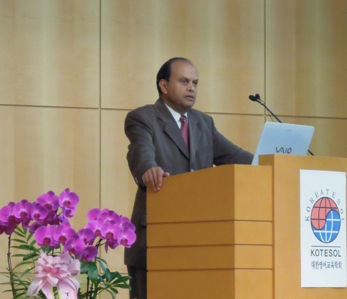 Professor B. Kumaravadivelu delivers his plenary speech at the KOTESOL International Conference at Sookmyung Women’s University in Seoul on Saturday.     Paul Kerry/The Korea Herald