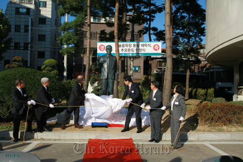 The statue of Park Solemn, former president of Hankuk University of Foreign Studies, who made a great contribution to the foundation of the school, is unveiled on the school campus on Monday.  HUFS