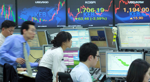 <YONHAP PHOTO-1592> 그리스 여파, 주식ㆍ환율 들썩 (서울=연합뉴스) 신준희 기자 = 그리스 사태 여파로 국내 주식시장과 환율을 들썩였다. 4일 코스피는 전 거래일보다 63.46포인트(3.59%) 내린 1,706.19에 장을 마감했다. 달러화에 대한 원화 환율은 장중 1,200원선을 넘어서다 전 거래일보다 15.90원 오른 1,194.00원에 마감했다. 사진은 이날 외환은행 본점 딜링룸 모습. 2011.10.4 xyz@yna.co.kr/2011-10-04 16:16:24/ <저작권자 ⓒ 1980-2011 ㈜연합뉴스. 무단 전재 재배포 금지.>\r\nForeign currency dealers work at a dealing room of the Korea Exchange Bank in Seoul.    Yonhap News