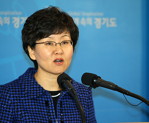 경기도가 25% 이상의 주민이 반대하면 뉴타운 사업 추진을 취소할 수 있는 출구전략을 마련했다.\r\n도는 이 같은 내용의 뉴타운 공공관리 강화 방안을 18일 발표했다. 이는 지난 4월 13일 마련한 뉴타운 제도 개선안에 이은 2단계 출구 방안이다.\r\n도는 우선 19일 도의회 본회의 의결을 남겨두고 있는 ‘경기도 도시재정비촉진 조례개정안’에 따라 추진위원회가 아직 구성되지 않은 뉴타운 구역의 토지소유자 가운데 25% 이상이 사업 추진에 반대하면 촉진구역 해제 또는 지구 해제를 하도록 했다.