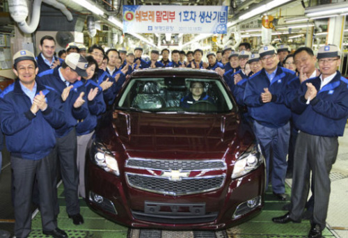 한국지엠이 경기도 부평 2공장에서 쉐보레 중형 세단 말리부의 글로벌 1호차를 생산했다. 한국지엠은 2호차를 시작으로 11월 국내 시장을 비롯 전 세계 시장에 본격적인 판매에 돌입한다. 마이크 아카몬 한국지엠 사장은 “말리부가 쉐보레 브랜드의 향후 100년에 중요한 역할을 할 것”이라고 강조했다.  [사진제공=한국지엠]