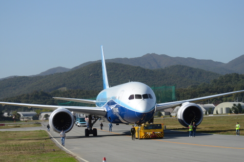 보잉 B787 드림라이너/   B787 직접 보니...항공기 미래 보이네