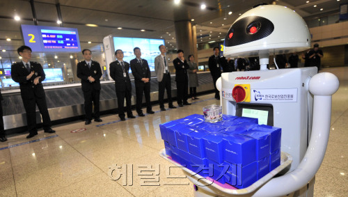 관세청 인천공항본부세관은 19일 오전 인천공항세관 입국장에서 IT강국 대한민국을 상징하는 로봇 세관 홍보대사 위촉식을 가져 서비보이 로봇이 기념품을 전달하고  있다.. 음성안내로봇, 댄스로봇 등이 19부터 24일까지 입국안내 및 관세행정을 홍보하게 된다.<br />김명섭 기자 msiron@\r\n관세청 인천공항본부세관은 19일 오전 인천공항세관 입국장에서 IT강국 대한민국을 상징하는 로봇 세관 홍보대사 위촉식을 가져 서비보이 로봇이 기념품을 전달하고  있다.. 음성안내로봇, 댄스로봇 등이 19부터 24일까지 입국안내 및 관세행정을 홍보하게 된다.\r\n김명섭 기자 msiron@\r\n관세청 인천공항본부세관은 19일 오전 인천공항세관 입국장에서 IT강국 대한민국을 상징하는 로봇 세관 홍보대사 위촉식을 가져 서비보이 로봇이 기념품을 전달하고  있다.. 음성안내로봇, 댄스로봇 등이 19부터 24일까지 입국안내 및 관세행정을 홍보하게 된다.\r\n김명섭 기자 msiron@