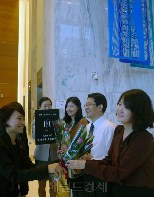 IFC서울_One IFC 입주사 첫 출근 서울국제금융센터 /