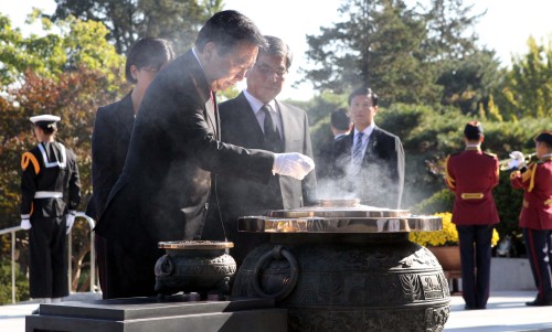 19일 오전 서울 동작동 현충원을 방문한 노다 요시히코 일본 총리가 참배하고있다. 사진공동취재단 2011.10.19.\r\n19일 오전 서울 동작동 현충원을 방문한 노다 요시히코 일본 총리가 참배하고있다. 사진공동취재단 2011.10.19.\r\n방한한 노다 요시히코 일본 총리가 19일 오전 서울 동작동 현충원을 참배하고있다. \r\n ［사진공동취재단］