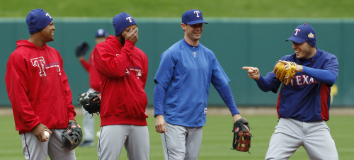 <YONHAP PHOTO-0418> Texas Rangers' Adrian Beltre, left to right, Elvis Andrus, Michael Young and Ian Kinsler, have fun during practice for Game 1 of baseball's World Series Tuesday, Oct. 18, 2011, in St. Louis. (AP Photo/Charlie Riedel)/2011-10-19 06:43:48/ <저작권자 ⓒ 1980-2011 ㈜연합뉴스. 무단 전재 재배포 금지.>\r\nRangers players Adrian Beltre (from left), Elvis Andrus, Michael Young and Ian Kinsler joke around during a practice ahead of the World Series.  AP-Yonhap News